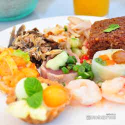 桟橋にある「NAGA BAR」でのブッフェ料理(通常は軽食メニュー提供)(C)モデルプレス