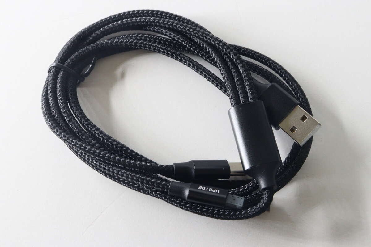 パッケージから出した黒いメッシュ素材の3in1充電ケーブル