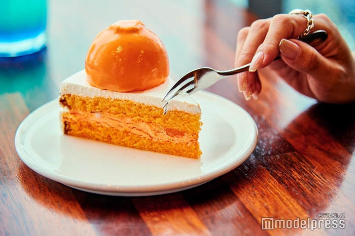 まるでミカンが丸ごと乗っているかのようなハンラボンケーキ(C)モデルプレス