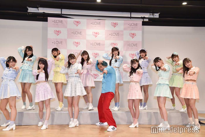 永野と「ラッセン」ポーズをする=LOVE /(後列左より)瀧脇笙古、大場花菜、齋藤樹愛羅、佐竹のん乃、山本杏奈(前列左より)佐々木舞香、大谷映美里、高松瞳、永野、齊藤なぎさ、野口衣織、諸橋沙夏 (C)モデルプレス