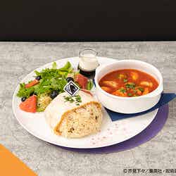 【天内理子/黒井美里】クリームライス&チキントマト煮プレート税込1,760円(C)芥見下々/集英社・呪術廻戦製作委員会