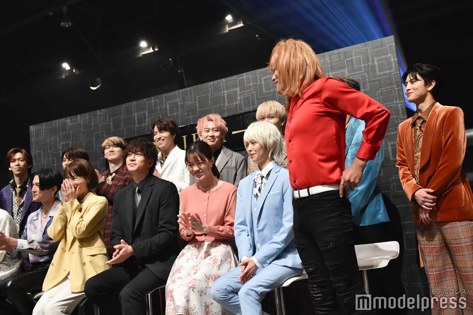 キャストを和ませる笠原秀幸（C）モデルプレス