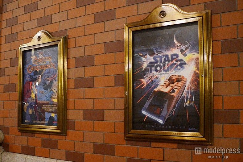 壁に貼られた6枚のポスター