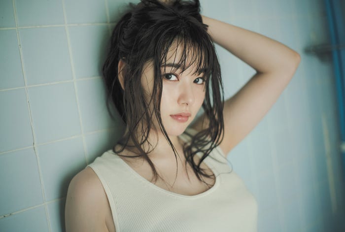 「桜井日奈子2022カレンダーブック」(東京ニュース通信社刊)