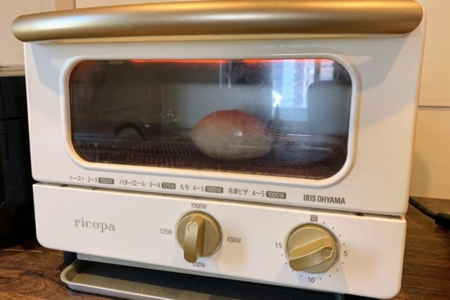 成城石井 くるみパン トースターで焼いている