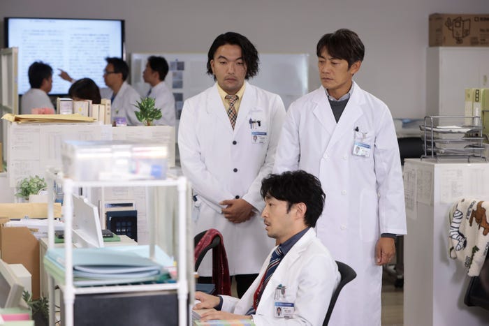 盛山晋太郎、反町隆史、津田健次郎「グレイトギフト」第1話より(C)テレビ朝日