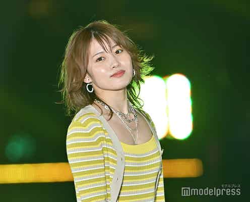 AKB48岡部麟、ハンサムウルフヘアで登場 夏っぽイエローで美デコルテ輝く<GirlsAward 2022 S/S>