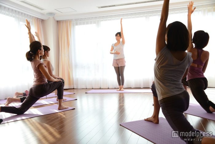 5人の生徒にヨガを指導する藤本美貴(中央奥)