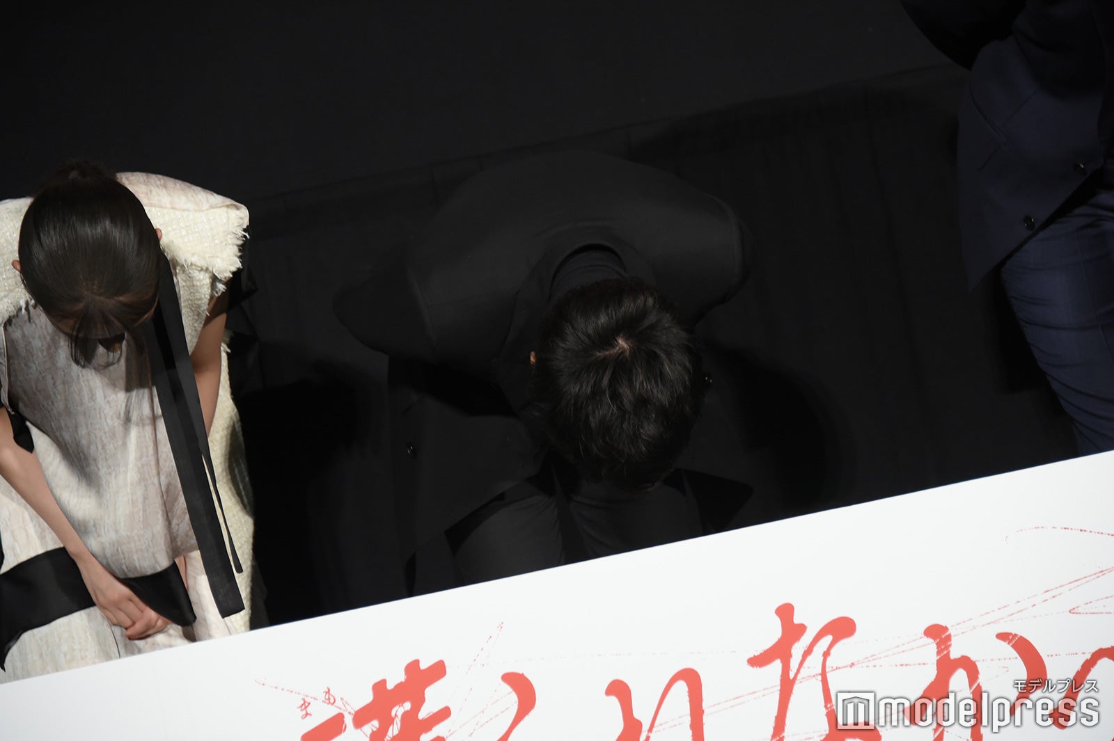 深々とお辞儀をする佐藤健（C）モデルプレス