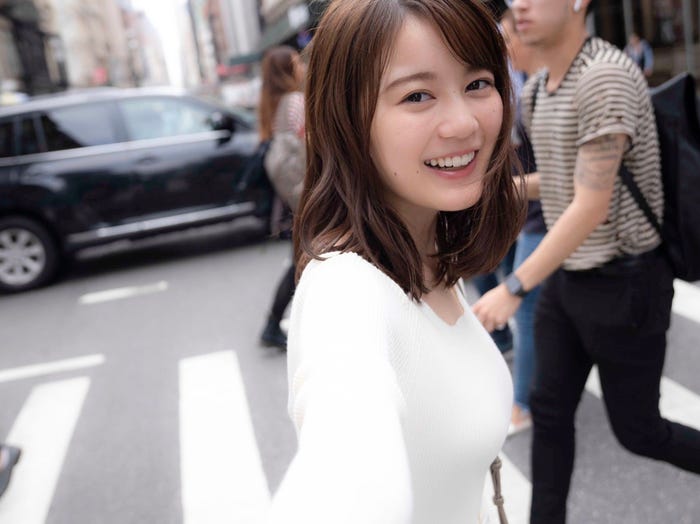 ニューヨーク・ソーホー地区の交差点を笑顔で駆ける/乃木坂46・生田絵梨花セカンド写真集『インターミッション』(講談社)撮影/中村和孝