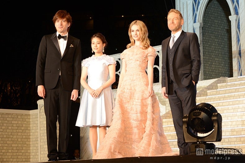 「シンデレラ」ジャパンプレミアに登場した（左から）城田優、高畑充希、リリー・ジェームズ、ケネス・ブラナー監督