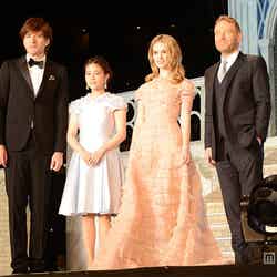 「シンデレラ」ジャパンプレミアに登場した（左から）城田優、高畑充希、リリー・ジェームズ、ケネス・ブラナー監督