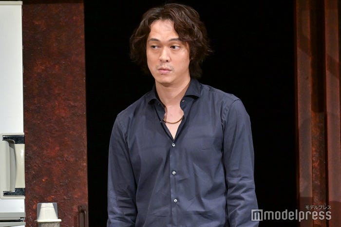 詐欺グループのリーダーを演じる丸山隆平(C)モデルプレス
