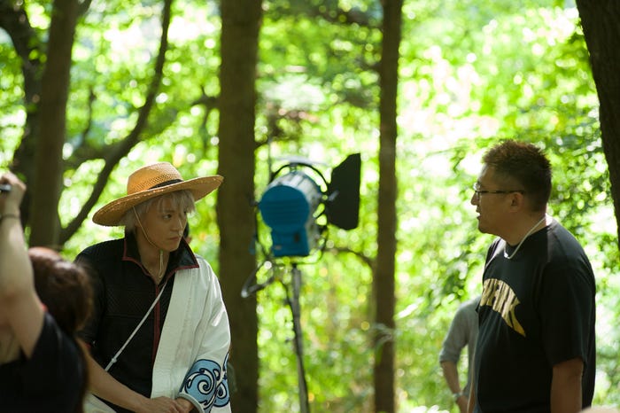 (左から)小栗旬、福田雄一監督(C)空知英秋/集英社 (C)2017「銀魂」製作委員会