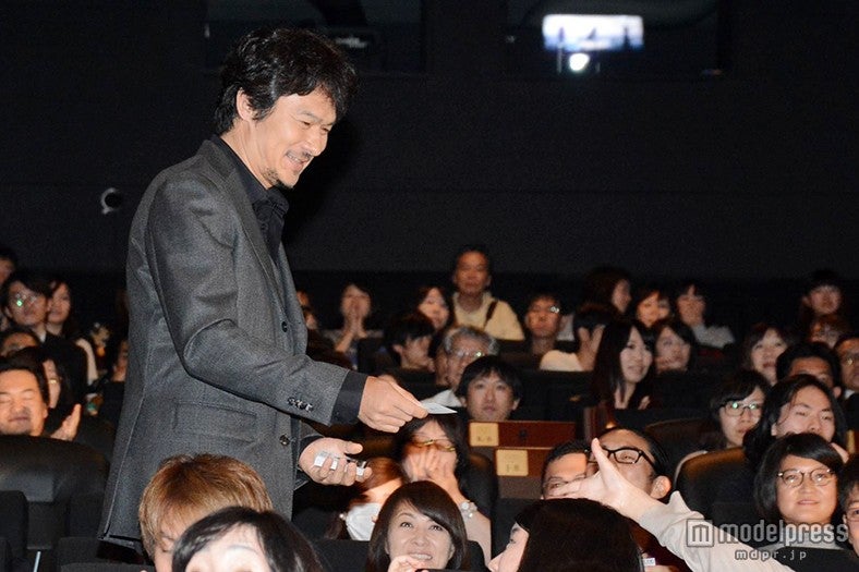 名刺を手渡す様子