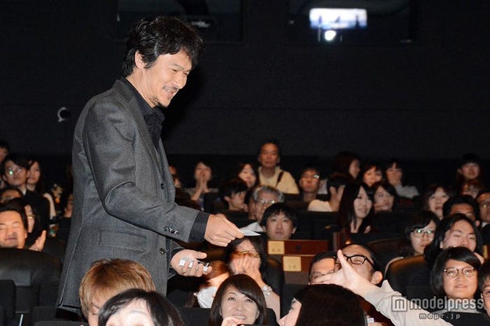 名刺を手渡す様子