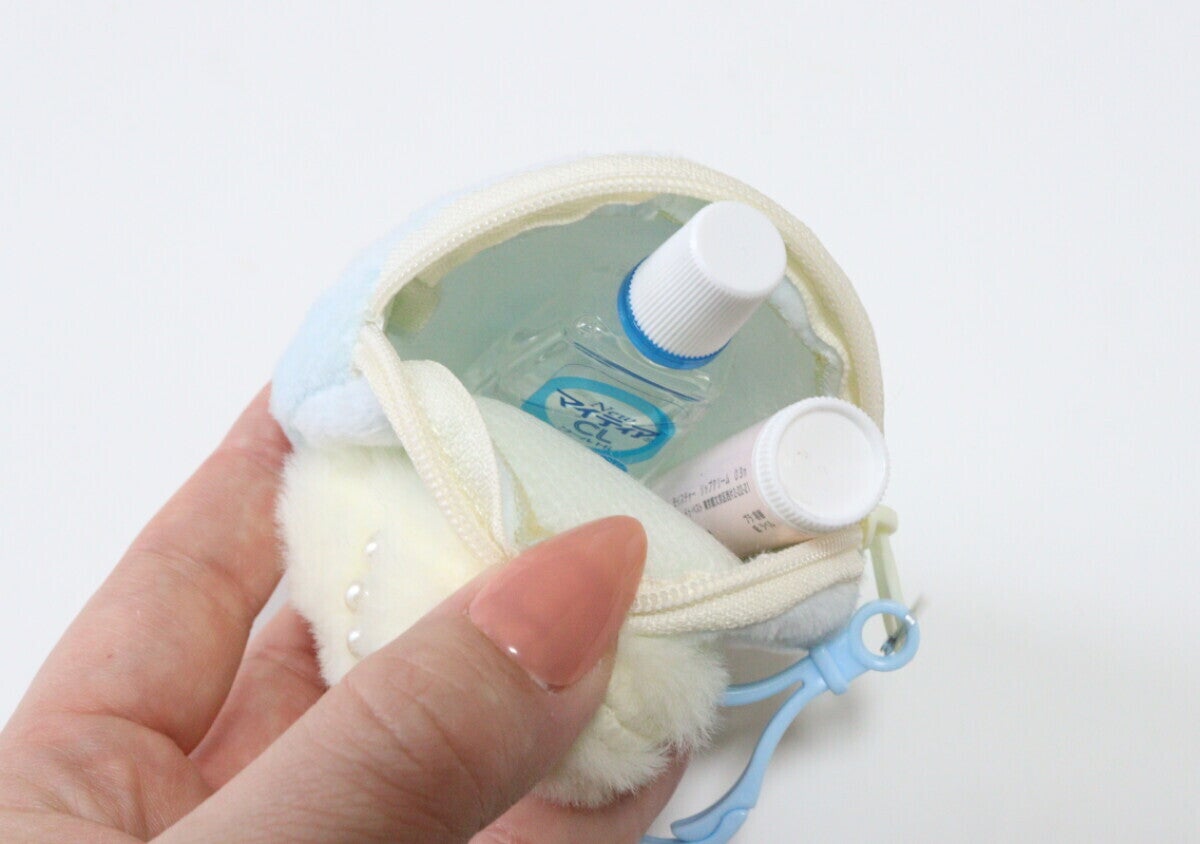 全然入らないやん…でも意外な収納に便利！デザインが良すぎる100均のキーホルダー型ポーチ