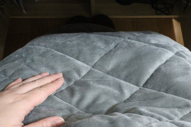 ダイソー USB式ひざ掛け(LGY) ダイソーのUSB式ひざ掛け(LGY)の使用例