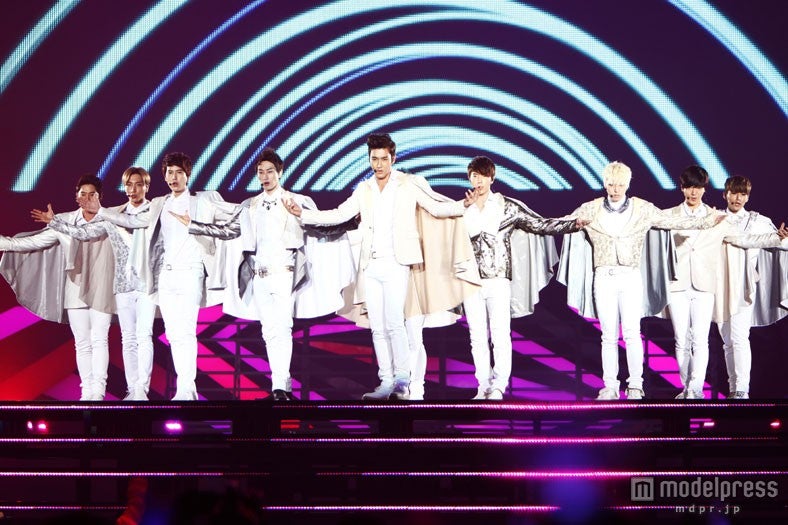 SUPER JUNIOR／写真左から：カンイン、イトゥク、キュヒョン、ウニョク、シウォン、（シンドン）、ドンヘ、ソンミン、イェソン、リョウク