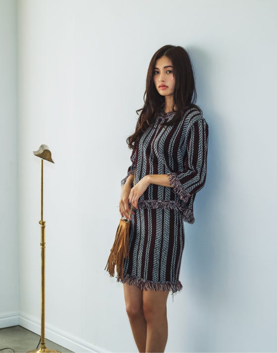 マルチボーダーフリンジSET UP¥8,990、チョーカー¥990、フリンジミニバッグ¥4,990/以上 #girl(C)TOPLOG