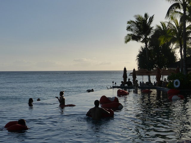 「シェラトン・ワイキキ・ホテル」のインフィニティ・エッジ・プール／photo by squirrel83