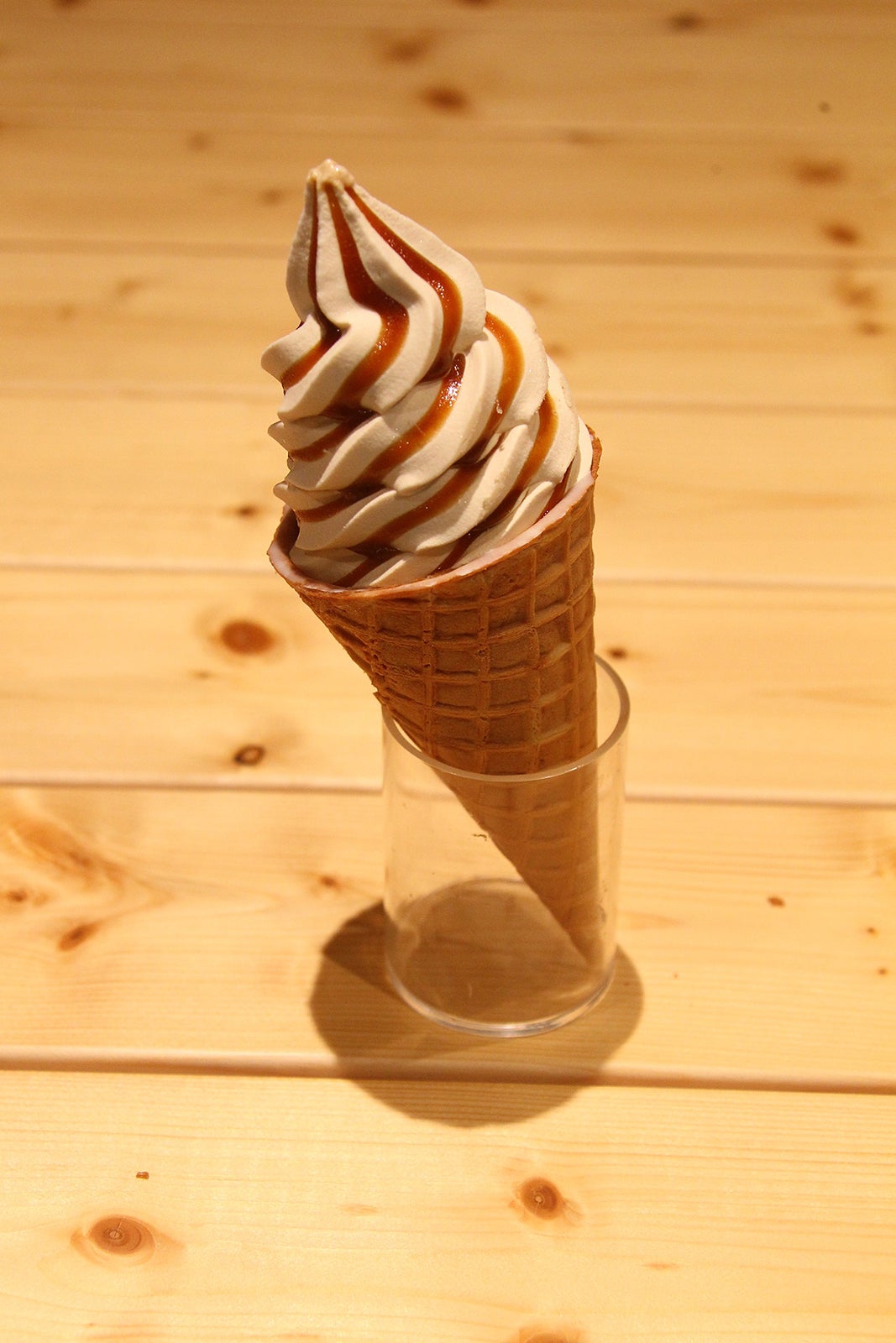 セブンプレミアム ワッフルコーン 黒みつきなこもち ～もちソース入り～