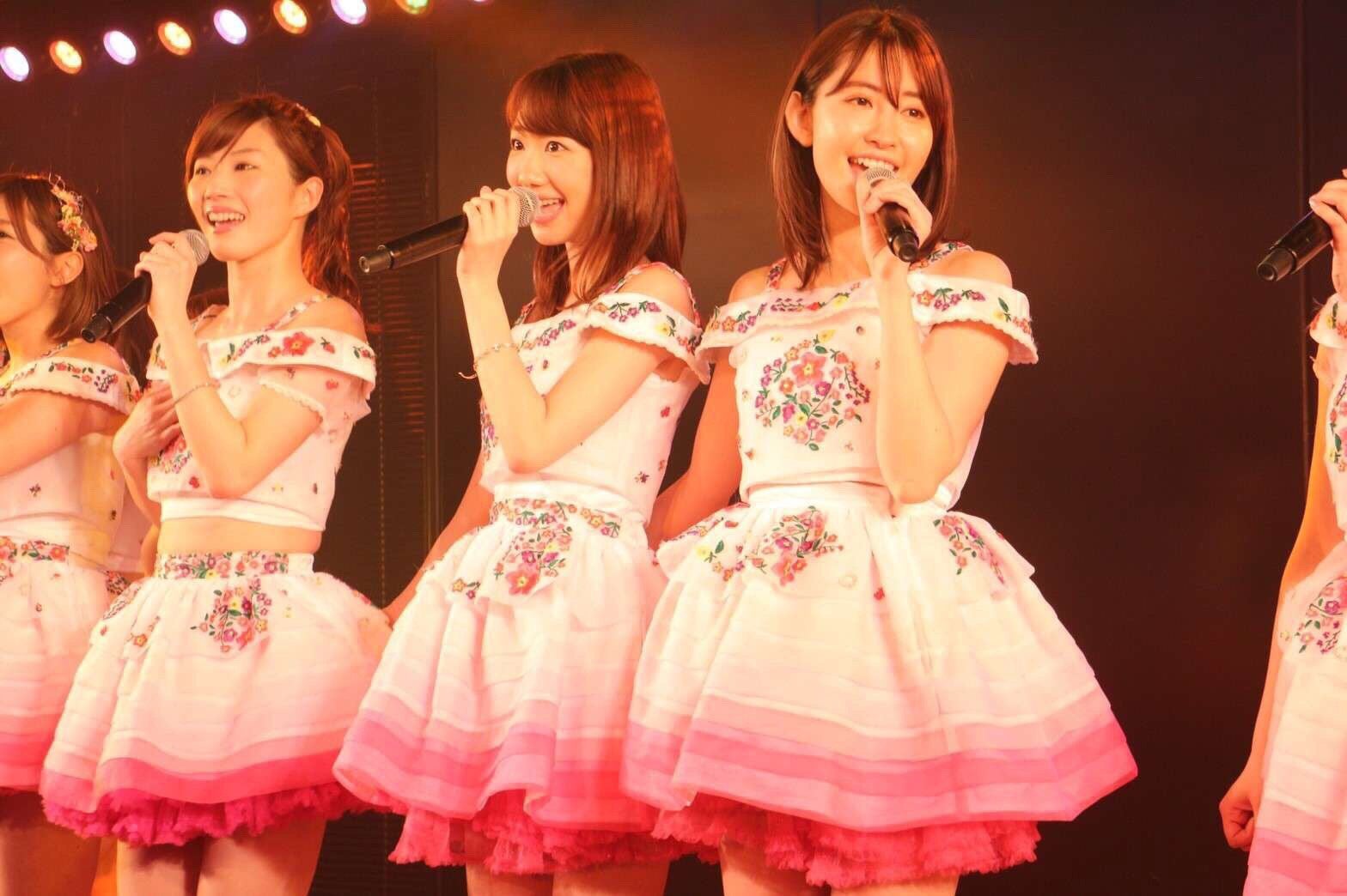 柏木由紀、小嶋陽菜（C）AKS