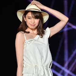 宮田聡子、肩出しオールホワイトコーデで素肌輝く 夏先取り涼しげスタイル披露【モデルプレス】