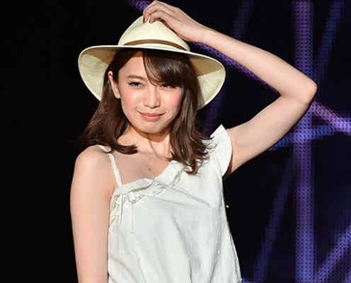 宮田聡子、肩出しオールホワイトコーデで素肌輝く 夏先取り涼しげスタイル披露