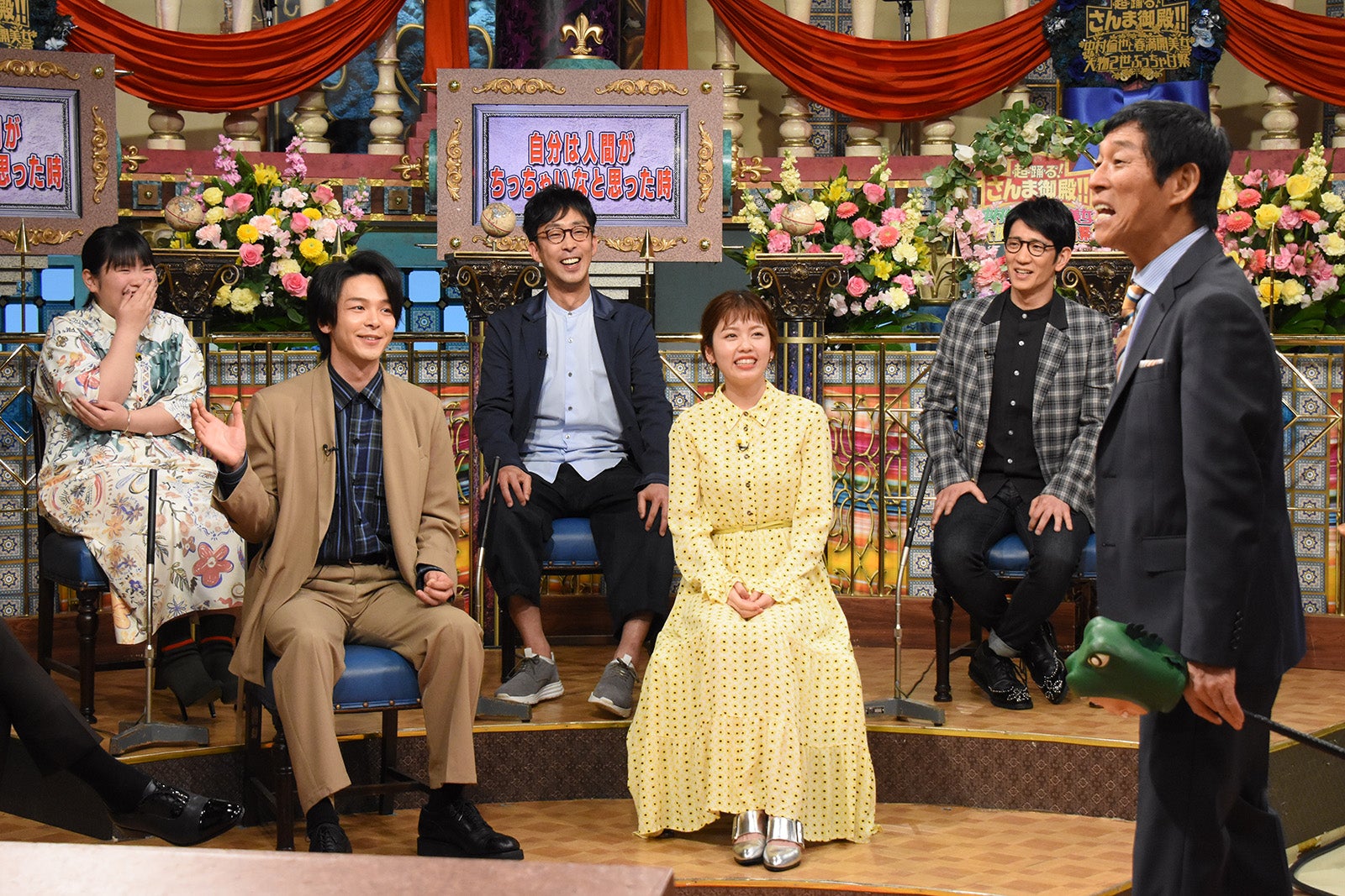 （前列左から）中村倫也、小芝風花、明石家さんま（後列左から）富田望生、北村有起哉、柴田英嗣（C）日本テレビ