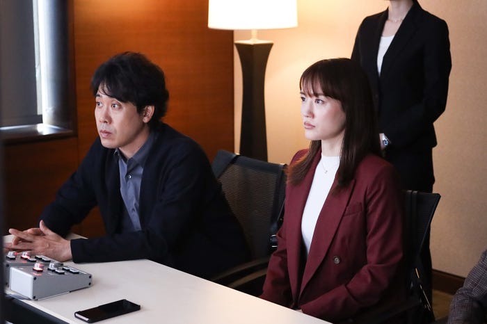 大泉洋、綾瀬はるか/「元彼の遺言状」第7話より(C)フジテレビ