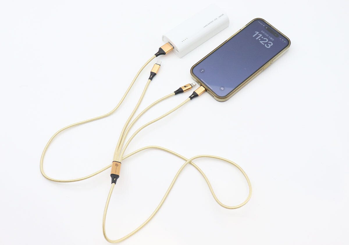 金色のリサ・ラーソンUSBケーブルでモバイルバッテリーとiPhoneが接続されている