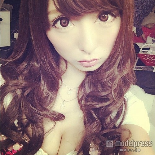 レーサー兼モデルの美貌に反響　Eカップバストのお悩みを告白