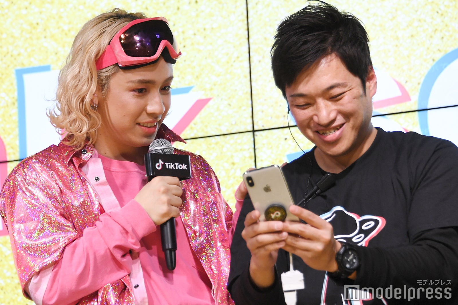 スタッフに駆け寄るりゅうちぇる（C）モデルプレス