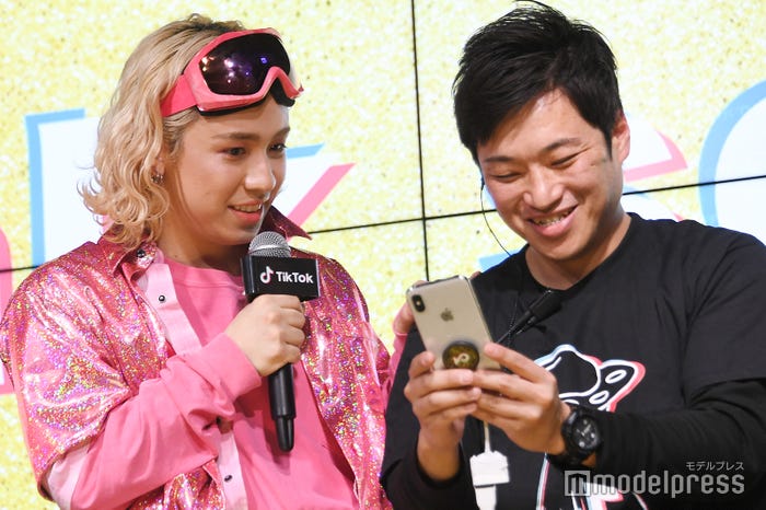 スタッフに駆け寄るりゅうちぇる(C)モデルプレス