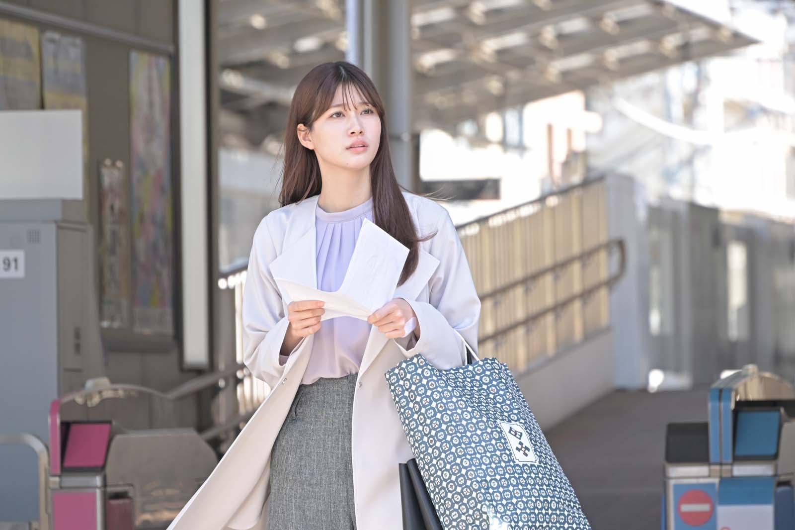 生見愛瑠「くるり～誰が私と恋をした？～」より（C）TBS