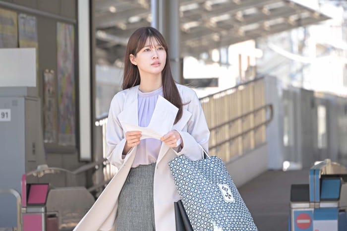 生見愛瑠「くるり~誰が私と恋をした?~」より(C)TBS