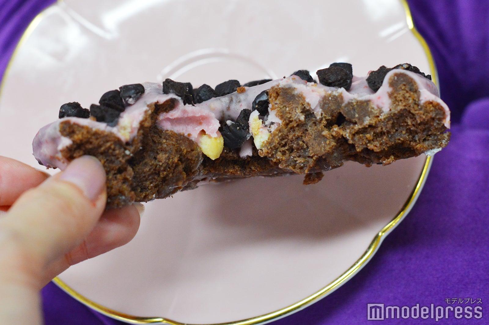 ピンクなブラックサンダー クッキードーナツ（いちご）（C）モデルプレス