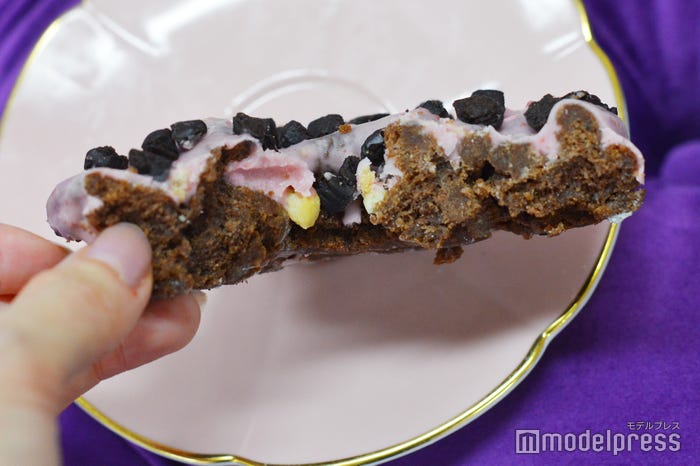 ピンクなブラックサンダー クッキードーナツ(いちご)(C)モデルプレス