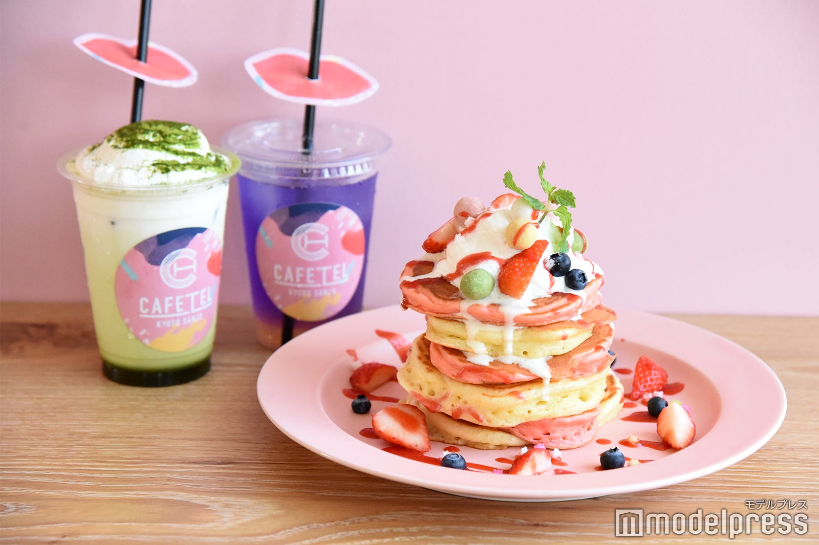 お洒落なドリンクと一緒ならもっと写真映えしちゃう（C）モデルプレス