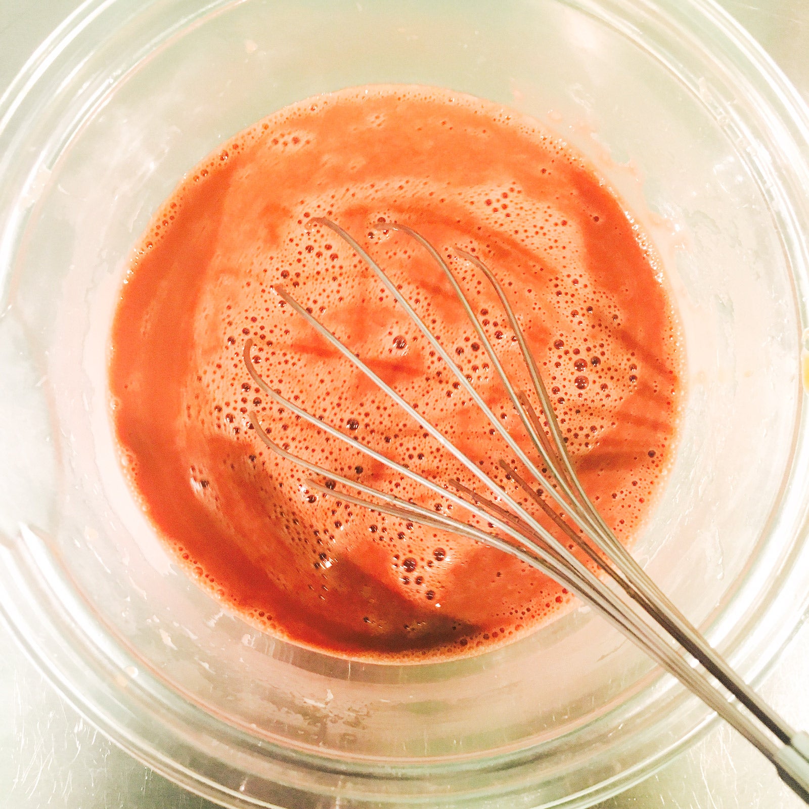 手順1：卵をボウルに割入れ混ぜたら、沸騰直前まで温めたココアを少しずつ加える／画像提供：柏原歩