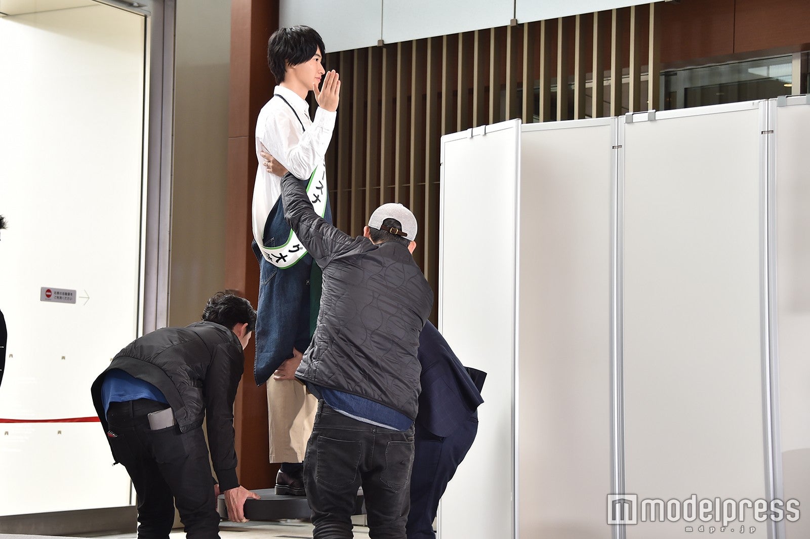 3人がかりで運び出され、全国へと旅立つ山崎賢人等身大フィギュア（C）モデルプレス