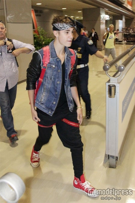 ジャスティン・ビーバー、“スギちゃんファッション”で来日
