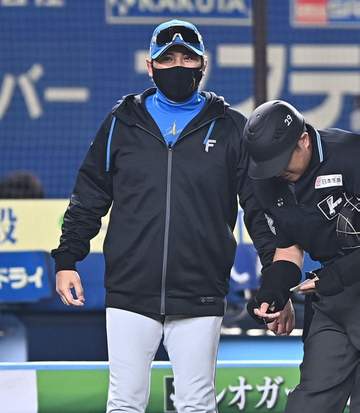 新庄監督 カストロの守備に注文「野手コーチが何とかしてくれるでしょう」四回から野村と守備位置入れ替え