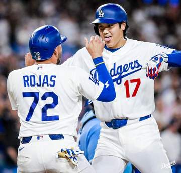 大谷翔平の27号逆転2ラン ロハスがデコピンポーズからスタンド上部を指さし笑顔→大谷もニッコリ 観客も総立ちの一撃