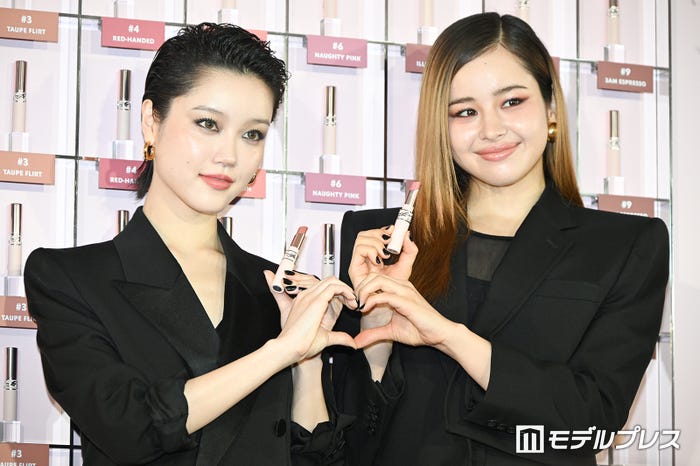 ハートを2人で作るCHISA、HARVEY(C)モデルプレス