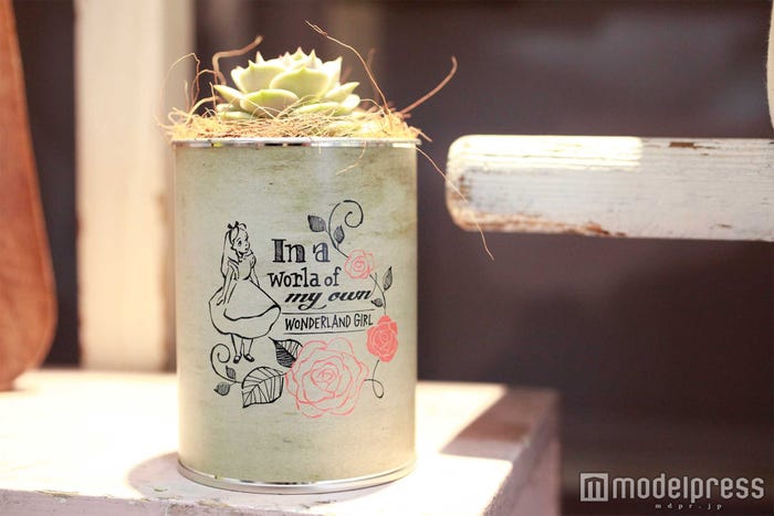 「アリス スウィート フラワーアレンジ」(C)Disney