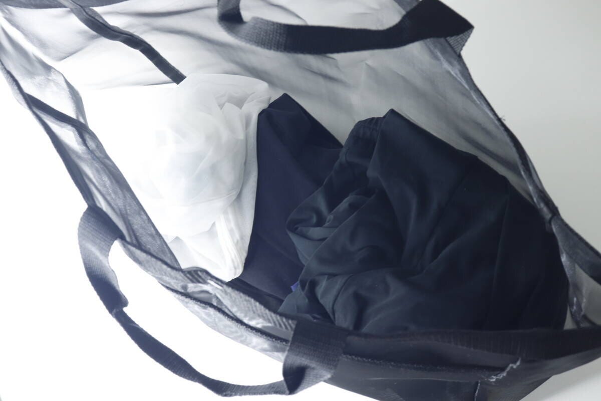 メッシュトートバッグに洗濯前の衣類と洗濯ネット メッシュトートバッグに洗濯前の衣類と洗濯ネット