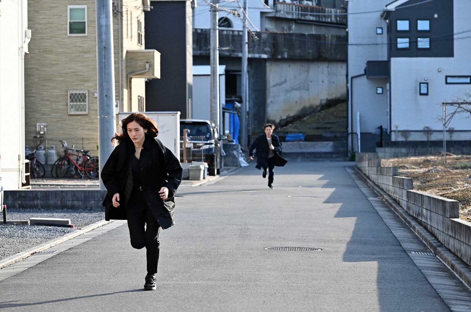 綾瀬はるか、高橋一生「天国と地獄 ～サイコな2人～」第6話より（C）TBS