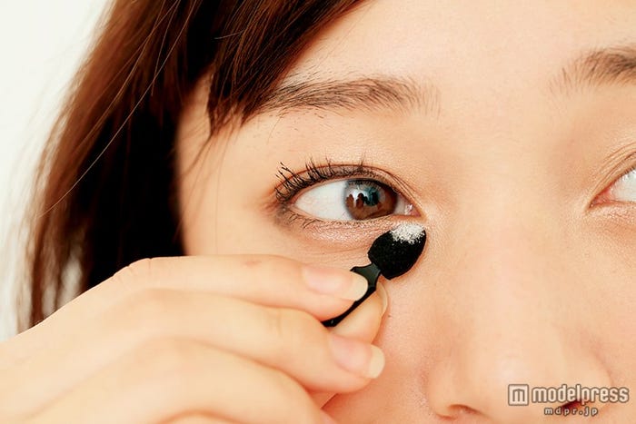 軽くトントントンって乗せるのがコツ/モデル吉田理紗(画像提供:「Ray」5月号、主婦の友社)